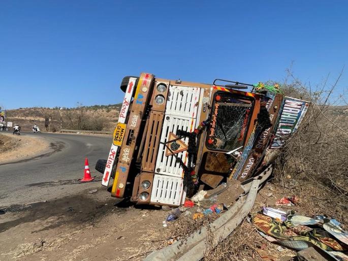 A truck overturned at Waghbeel Ghat on the Kolhapur-Ratnagiri road | कोल्हापूर-रत्नागिरी रोडवर वाघबीळ घाटात ट्रक उलटला A truck overturned at Waghbeel Ghat on the Kolhapur-Ratnagiri road | कोल्हापूर-रत्नागिरी रोडवर वाघबीळ घाटात ट्रक उलटला