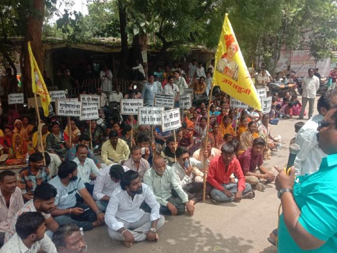 Matang community march to Barshi Tehsil office for arrest of Atrocity, POCSO, extortion accused | अट्रॉसिटी, पोक्सो, खंडणीतील आरोपींच्या अटकेसाठी मातंग समाजाचा बार्शी तहसील कार्यालयावर मोर्चा Matang community march to Barshi Tehsil office for arrest of Atrocity, POCSO, extortion accused | अट्रॉसिटी, पोक्सो, खंडणीतील आरोपींच्या अटकेसाठी मातंग समाजाचा बार्शी तहसील कार्यालयावर मोर्चा