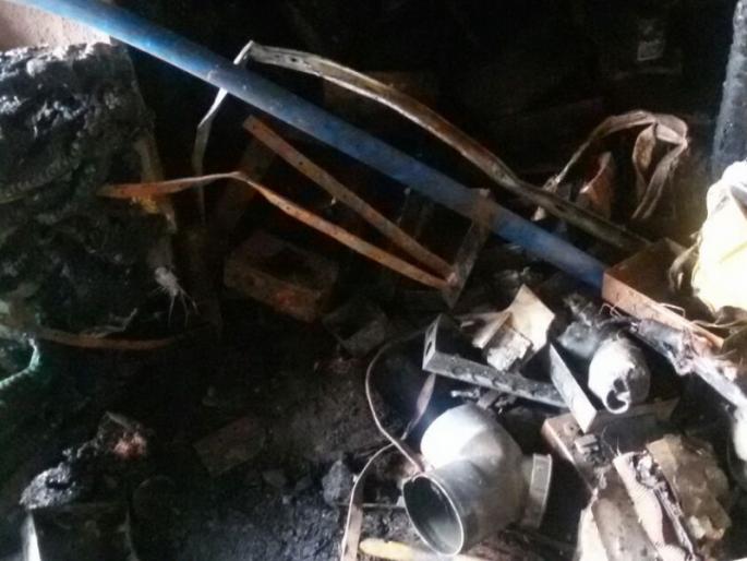 Millions of material burnt in fire at a hardware store | हार्डवेअरच्या दुकानाला लागलेल्या आगीत लाखो रुपयांचे साहित्य जळून खाक