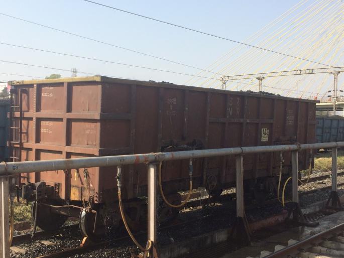 Carriage of essential goods from more than one lakh wagons during the lockdown period | लॉकडाऊन काळात एक लाखांहून अधिक वॅगन्समधून अत्यावश्यक सामग्रीची मालवाहतूक Carriage of essential goods from more than one lakh wagons during the lockdown period | लॉकडाऊन काळात एक लाखांहून अधिक वॅगन्समधून अत्यावश्यक सामग्रीची मालवाहतूक