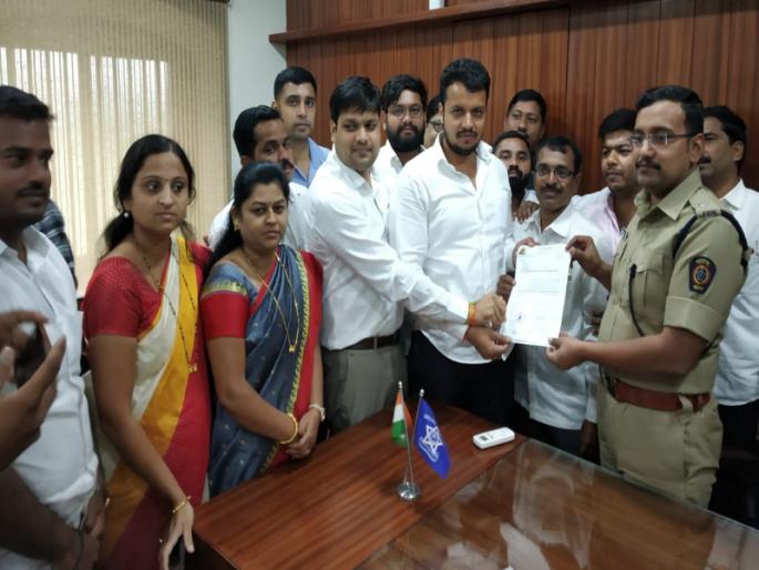 Traders and civilians agitated against the no parking action of the traffic department in baner | बाणेर येथील वाहतूक विभागाच्या नो पार्किंग कारवाई विरोधात व्यापारी व नागरिक आक्रमक