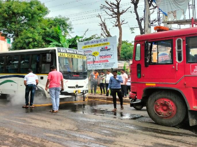 Smoke billows from engine of private bus carrying bridegroom in Wai | Wai News: वऱ्हाड घेऊन निघालेल्या खासगी बसच्या इंजिनमधून धूर, चालकाच्या सतर्कतेमुळे अनर्थ टळला