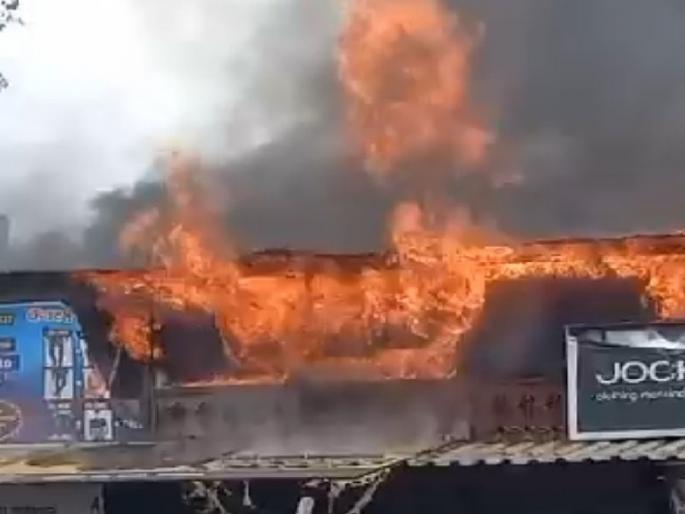 A massive fire broke out at Sakunde Wada in Bhaji Mandai in Wai | वाईतील भाजी मंडईमधील सकुंडे वाड्याला भीषण आग, लाकडी इमारत असल्याने आग विझविण्यासाठी शर्तीचे प्रयत्न A massive fire broke out at Sakunde Wada in Bhaji Mandai in Wai | वाईतील भाजी मंडईमधील सकुंडे वाड्याला भीषण आग, लाकडी इमारत असल्याने आग विझविण्यासाठी शर्तीचे प्रयत्न