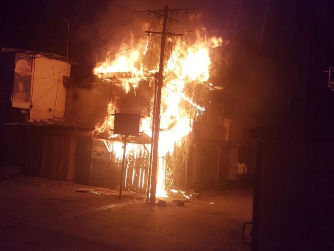 Satara: Electricity burns electric stores and millions of materials including electric items | सातारा : वाईत इलेक्ट्रिक दुकान जळून इलेक्ट्रिक वस्तूंसह लाखो साहित्य रुपयांचे खाक Satara: Electricity burns electric stores and millions of materials including electric items | सातारा : वाईत इलेक्ट्रिक दुकान जळून इलेक्ट्रिक वस्तूंसह लाखो साहित्य रुपयांचे खाक