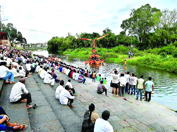 Gopal swept the Dahi Handi in the water of Krishna | कृष्णेच्या पाण्यात गोपाळांनी फोडली दहीहंडी Gopal swept the Dahi Handi in the water of Krishna | कृष्णेच्या पाण्यात गोपाळांनी फोडली दहीहंडी