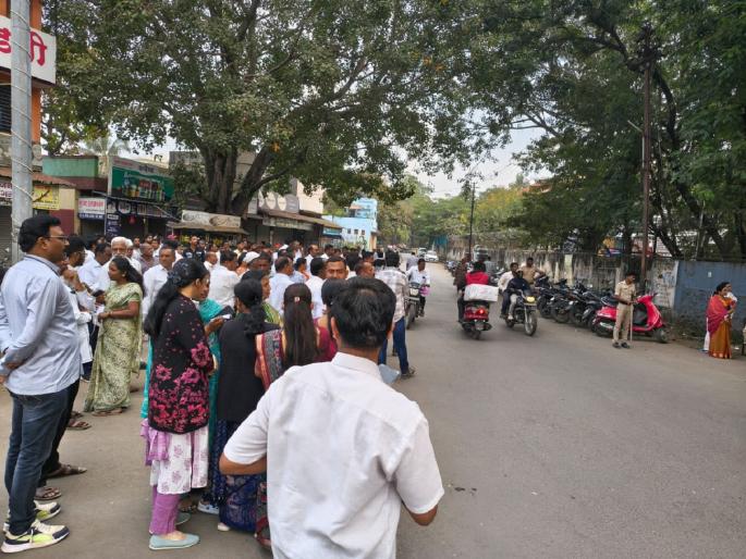 Makarand Patil Anil Sawant's workers clash, disrupting the voting process in wai satara | Local Body Election Voting: मकरंद पाटील-अनिल सावंत यांचे कार्यकर्ते भिडले, वाईत मतदान प्रक्रियेला गालबोट 