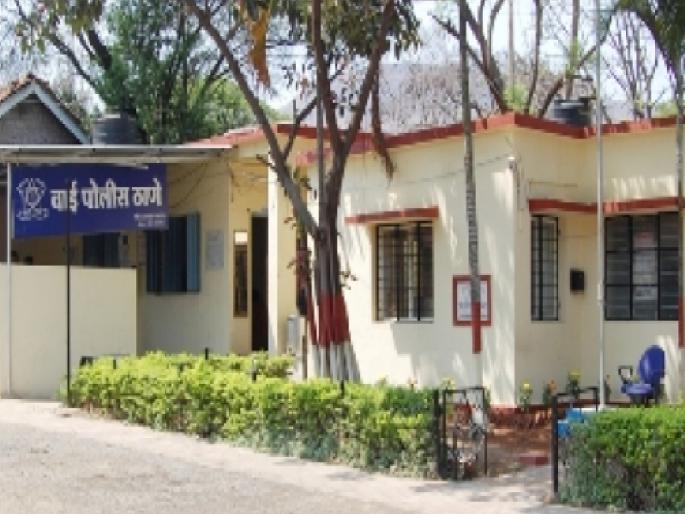 Three attempted suicide in wai police station | Satara: ‘आम्हाला तडीपार का केले’ विचारत अंगावर ओतले पेट्रोल; वाई पोलिस ठाण्यातील प्रकार Three attempted suicide in wai police station | Satara: ‘आम्हाला तडीपार का केले’ विचारत अंगावर ओतले पेट्रोल; वाई पोलिस ठाण्यातील प्रकार