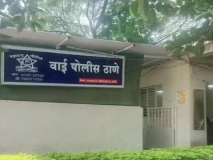 Argument over parking, stone pelting on tourist car of Wai Palghar; Three people were injured | गाडी लावण्यावरून वाद, वाईत पालघरच्या पर्यटकांच्या गाडीवर दगडफेक; तीन जण जखमी Argument over parking, stone pelting on tourist car of Wai Palghar; Three people were injured | गाडी लावण्यावरून वाद, वाईत पालघरच्या पर्यटकांच्या गाडीवर दगडफेक; तीन जण जखमी