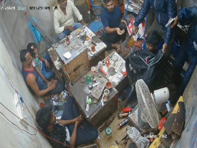 They looted gold worth forty lakhs by showing fear of Koyta and pistol in wai satara | Satara: अंगावर रेनकोट, चेहऱ्याला मुखपट्टी; वाईत पिस्तुलाचा धाक दाखवून चाळीस लाखांचे सोने लुटले They looted gold worth forty lakhs by showing fear of Koyta and pistol in wai satara | Satara: अंगावर रेनकोट, चेहऱ्याला मुखपट्टी; वाईत पिस्तुलाचा धाक दाखवून चाळीस लाखांचे सोने लुटले