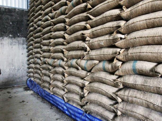 Dark in grain warehouse; no power supply | धान्य गोदामात अंधार; सुतळीनेच शिवणार पोती! Dark in grain warehouse; no power supply | धान्य गोदामात अंधार; सुतळीनेच शिवणार पोती!