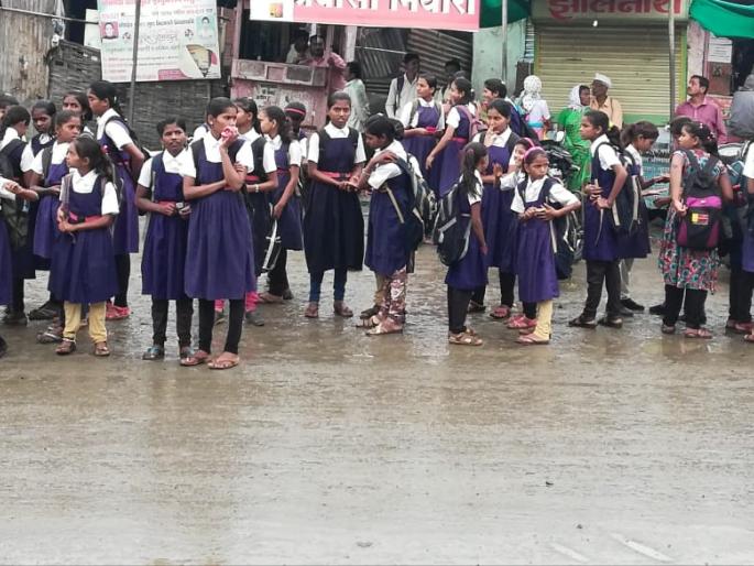 Students wait for the bus in rain | भर पावसात विद्यार्थ्यांना करावी लागतेय बसची प्रतिक्षा Students wait for the bus in rain | भर पावसात विद्यार्थ्यांना करावी लागतेय बसची प्रतिक्षा