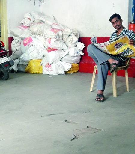 Rakhi sent by the sisters Waiting for the brothers to reach | बहिणींनी पाठविलेल्या राख्यांना भावांपर्यंत पोहचण्याची प्रतीक्षा Rakhi sent by the sisters Waiting for the brothers to reach | बहिणींनी पाठविलेल्या राख्यांना भावांपर्यंत पोहचण्याची प्रतीक्षा