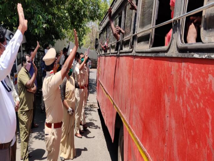 Three hundred laborers from Wakad police station area were sent to Karnataka | वाकड परिसरातून १४ बसेस कर्नाटकच्या दिशेने धावल्या; सव्वा तीनशे मजुरांना घराच्या वाटा दिसल्या