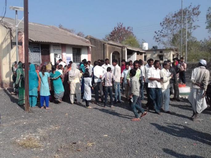 Development works at Wakad; Villagers locked the Gram Panchayat office | वाकद येथे विकास कामे ठप्प; ग्रामस्थांनी ठोकले ग्रामपंचायत कार्यालयाला कुलूप Development works at Wakad; Villagers locked the Gram Panchayat office | वाकद येथे विकास कामे ठप्प; ग्रामस्थांनी ठोकले ग्रामपंचायत कार्यालयाला कुलूप