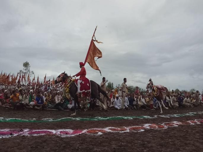 Pandharpur Wadi 2019: Varun Raja's grace on the Rally of Mauli | पंढरपूर वारी २०१९ : माऊलींच्या रिंगण सोहळ्यावर वरुणराजाची कृपादृष्टी