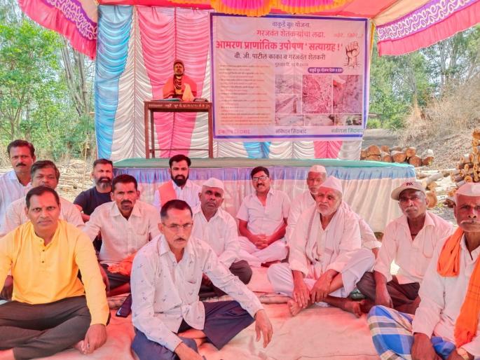 Due to leakage of Wakurde canal in Sangli district huge loss, farmers go on hunger strike | Sangli: वाकुर्डे कालव्याच्या गळतीमुळे मोठे नुकसान, शेतकऱ्यांचे उपोषण सुरू Due to leakage of Wakurde canal in Sangli district huge loss, farmers go on hunger strike | Sangli: वाकुर्डे कालव्याच्या गळतीमुळे मोठे नुकसान, शेतकऱ्यांचे उपोषण सुरू