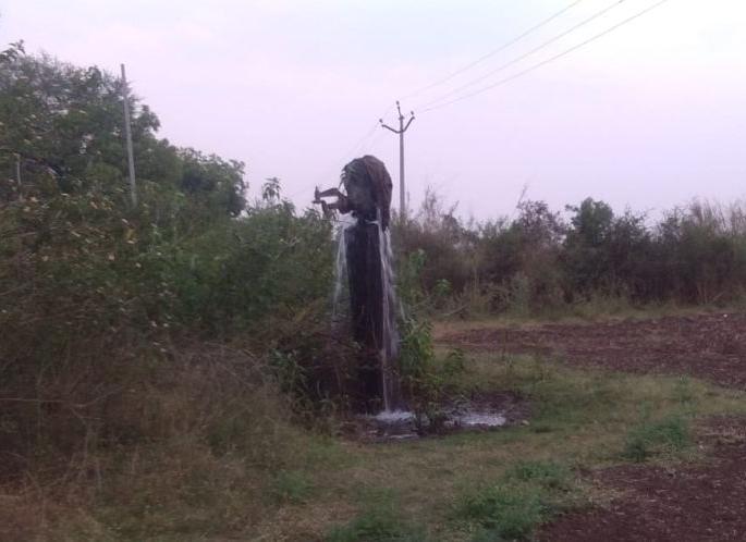 Wastage of water from the valve | मालेगाव : व्हॉल्वमधून पाण्याचा अपव्यय