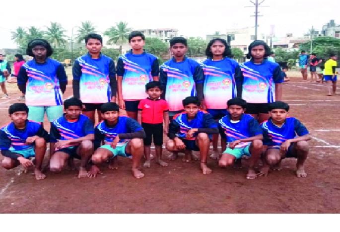 Power of 'riots' in Kolhapur girls: Panga to take kabaddi | कोल्हापूरच्या मुलींत 'दंगल'ची ऊर्जा : कबड्डीमध्ये घेणार पंगा  Power of 'riots' in Kolhapur girls: Panga to take kabaddi | कोल्हापूरच्या मुलींत 'दंगल'ची ऊर्जा : कबड्डीमध्ये घेणार पंगा