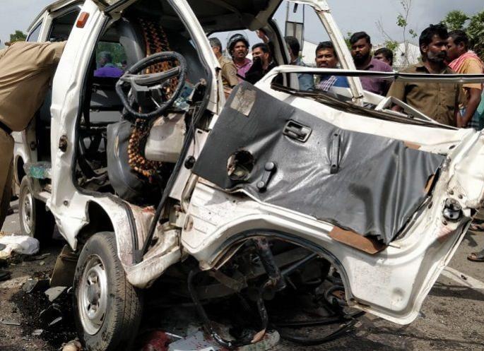 Head-on collision of a truck-car; Three killed, 13 injured; Incident near Sangola | धक्कादायक; मालट्रक-कारची समोरासमोर धडक; तिघे जागीच ठार, १३ जण जखमी