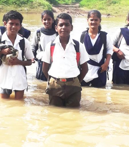 When the river gets water, children from Jadhav Vasti reach the school | नदीला पाणी आल्यावर जाधव वस्तीमधील मुले पोहूनच गाठतात शाळा When the river gets water, children from Jadhav Vasti reach the school | नदीला पाणी आल्यावर जाधव वस्तीमधील मुले पोहूनच गाठतात शाळा