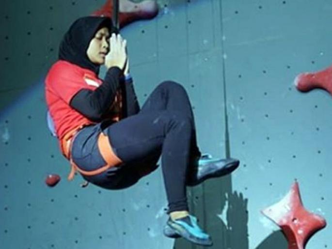Meet this real life spider woman video goes viral who scaled a 15 metre in 7 sec | Video : 'या' तरूणीचा भिंतीवर चढण्याचा स्पीड बघाल तर स्पायडर मॅनलाही विसराल! Meet this real life spider woman video goes viral who scaled a 15 metre in 7 sec | Video : 'या' तरूणीचा भिंतीवर चढण्याचा स्पीड बघाल तर स्पायडर मॅनलाही विसराल!