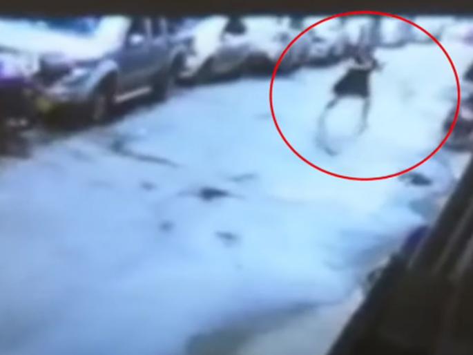 China ganzhou woman narrowly escaped being buried by a wall viral video | रस्त्यावरून चालताना महिलेसमोरच कोसळली भिंत; बघा धक्कादायक व्हिडीओ China ganzhou woman narrowly escaped being buried by a wall viral video | रस्त्यावरून चालताना महिलेसमोरच कोसळली भिंत; बघा धक्कादायक व्हिडीओ