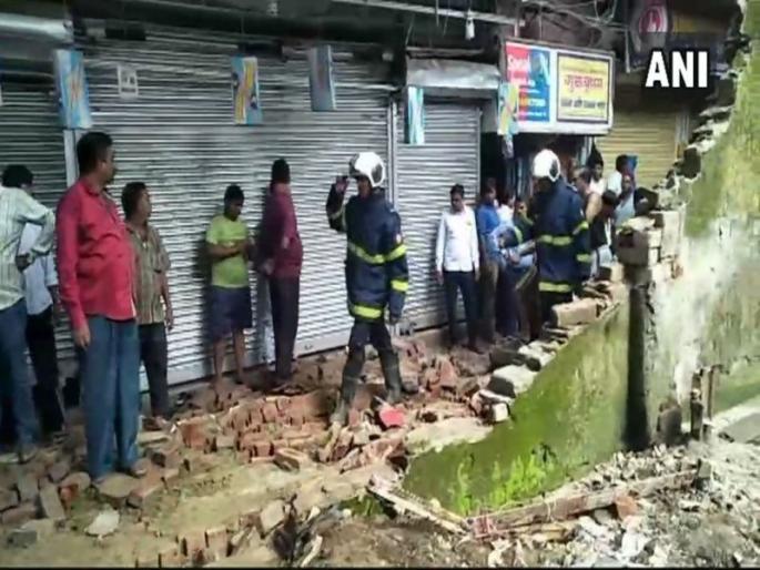 Mumbai : four injured after a wall near Kurla Railway station collapsed | कुर्ला स्थानकाजवळ भिंत कोसळली, 4 जण जखमी Mumbai : four injured after a wall near Kurla Railway station collapsed | कुर्ला स्थानकाजवळ भिंत कोसळली, 4 जण जखमी