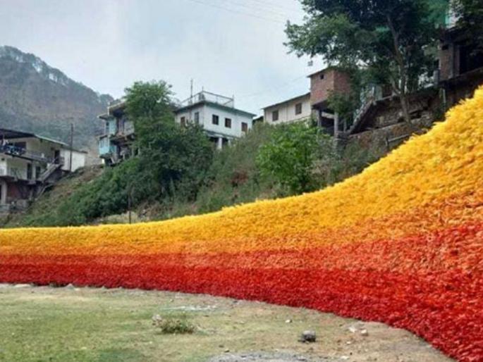 This wall of hope made by plastic bottles will save earth by this way | प्लास्टिकच्या बेकार बॉटल्सपासून तयार केली १५०० फूट लांब भिंत!