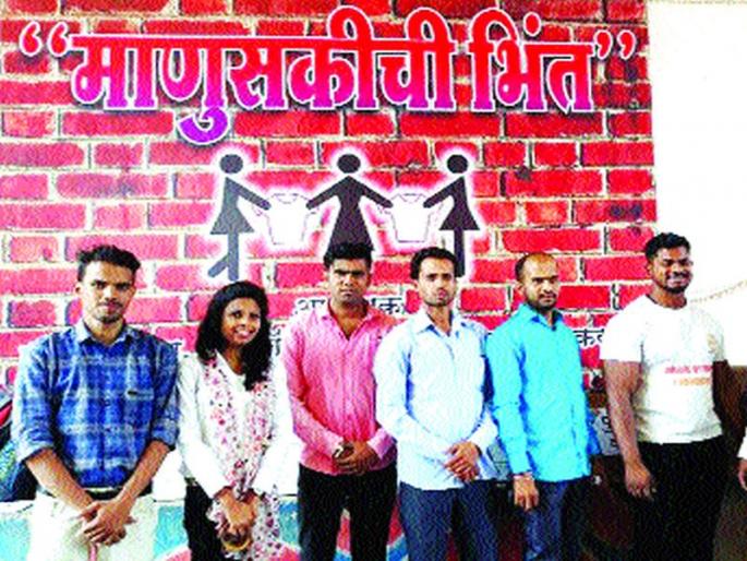 Humanity wall in Badlapur | बदलापूरमध्ये माणुसकीची भिंत