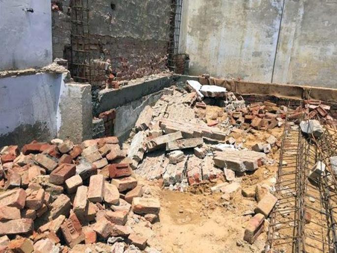 One injured in collapsing old house collapsed wall: accident in Panchavati's Sardar Chowk | जुन्या घराची जीर्ण झालेली भिंत कोसळून मजूर ठार एक जखमी : पंचवटीच्या सरदार चौकात दुर्घटना  One injured in collapsing old house collapsed wall: accident in Panchavati's Sardar Chowk | जुन्या घराची जीर्ण झालेली भिंत कोसळून मजूर ठार एक जखमी : पंचवटीच्या सरदार चौकात दुर्घटना