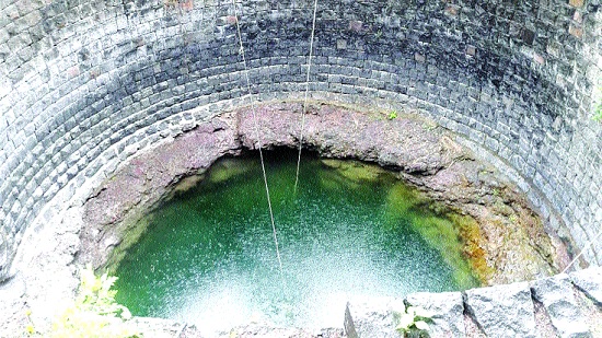 The time of hunger on the farmer who thirsts the thirst: The bank's debt is also tired | गावाची तहान भागविणाऱ्या शेतकऱ्यावर उपासमारीची वेळ : बँकेचे कर्जही थकले The time of hunger on the farmer who thirsts the thirst: The bank's debt is also tired | गावाची तहान भागविणाऱ्या शेतकऱ्यावर उपासमारीची वेळ : बँकेचे कर्जही थकले