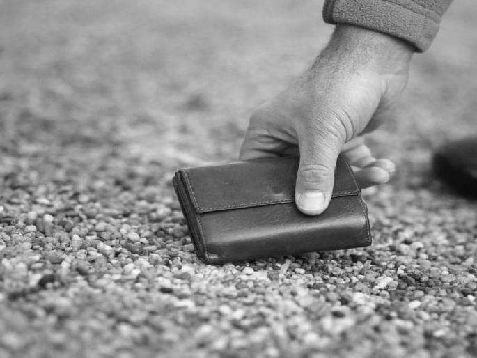 The wallet discovered by the international footballer was returned, the ward had fallen in the premises of the APMC | आंतरराष्ट्रीय फुटबॉलपटूचे सापडलेले पाकीट केले परत , एपीएमसी आवारात पडले होते पाकीट The wallet discovered by the international footballer was returned, the ward had fallen in the premises of the APMC | आंतरराष्ट्रीय फुटबॉलपटूचे सापडलेले पाकीट केले परत , एपीएमसी आवारात पडले होते पाकीट