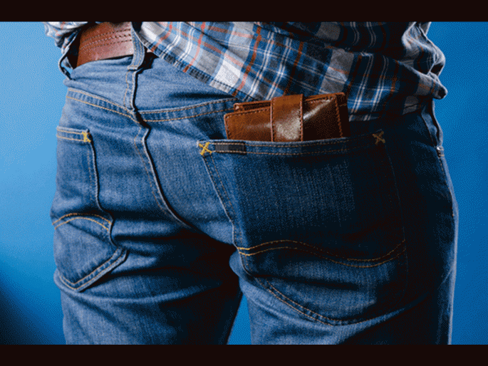 Health Tips : Wallet kept back pocket may give you pain | पॅंटच्या मागच्या खिशात पाकीट ठेवून बसणं पडू शकतं महागात, वेळीच व्हा सावध नाही तर.... Health Tips : Wallet kept back pocket may give you pain | पॅंटच्या मागच्या खिशात पाकीट ठेवून बसणं पडू शकतं महागात, वेळीच व्हा सावध नाही तर....
