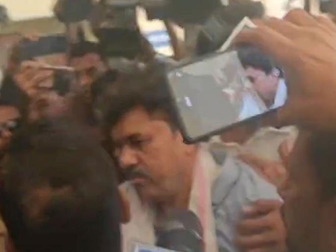 Walmik Karad Surrender News : Finally Valmik Karad surrenders before CID in Pune Santosh Deshmukh Case Update; Earlier, he released a video and said... ready to face punishment | Walmik Karad :अखेर वाल्मिक कराड पुण्यात CID समोर शरण; तत्पूर्वी Video जारी करत म्हणाला... तर शिक्षा भोगायला तयार  Walmik Karad Surrender News : Finally Valmik Karad surrenders before CID in Pune Santosh Deshmukh Case Update; Earlier, he released a video and said... ready to face punishment | Walmik Karad :अखेर वाल्मिक कराड पुण्यात CID समोर शरण; तत्पूर्वी Video जारी करत म्हणाला... तर शिक्षा भोगायला तयार