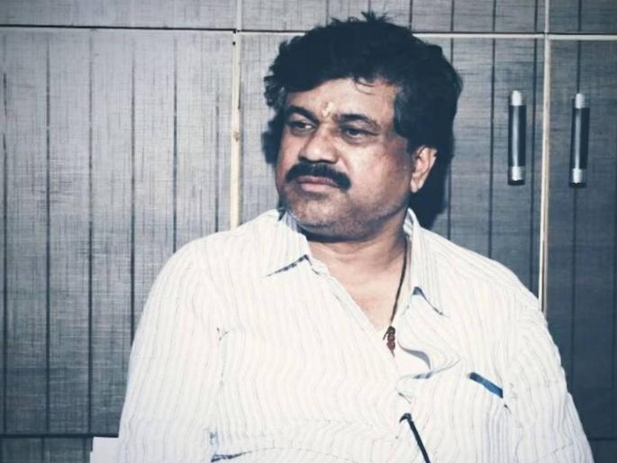 VIP treatment given to Walmik Karad Jailer transferred to Latur | कराडला व्हीआयपी ट्रीटमेंट; जेलरची लातूरला बदली VIP treatment given to Walmik Karad Jailer transferred to Latur | कराडला व्हीआयपी ट्रीटमेंट; जेलरची लातूरला बदली