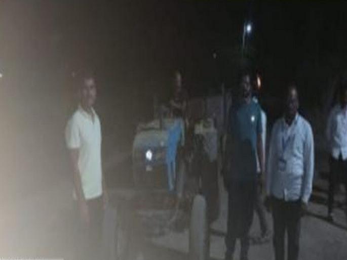 Illegal transportation of sand in plateau areas; Revenue department seized 2 tractors | पठार भागात वाळूची अवैधरित्या वाहतूक; महसूल विभागाकडून २ ट्रॅक्टर जप्त Illegal transportation of sand in plateau areas; Revenue department seized 2 tractors | पठार भागात वाळूची अवैधरित्या वाहतूक; महसूल विभागाकडून २ ट्रॅक्टर जप्त