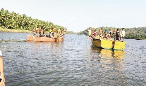 Unauthorized sand mining in Walawal, Kalset | वालावल, काळसेत अनधिकृतरित्या वाळू उत्खनन Unauthorized sand mining in Walawal, Kalset | वालावल, काळसेत अनधिकृतरित्या वाळू उत्खनन