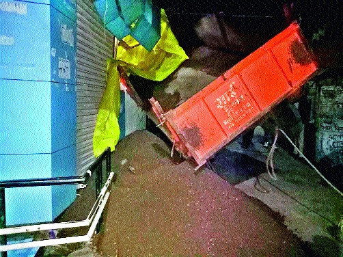 The stolen trawler enters the shop in the shop | चोरीच्या वाळूने भरलेला ट्रॅक्टर घुसला दुकानात