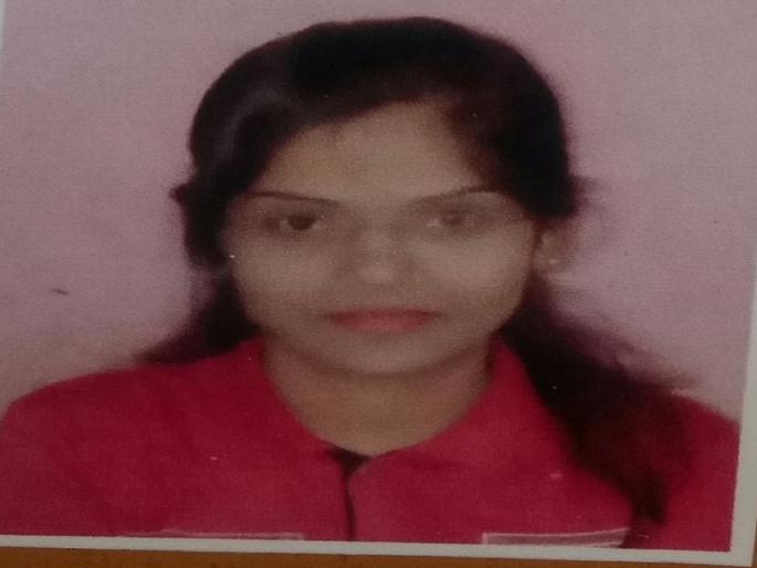 tractor hits woman who is waiting for bus on road | बसच्या प्रतीक्षेत उभा असलेल्या महिलेस ट्रॅक्टरने चिरडले