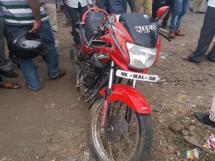 Container accident on Link Road at Walsej, woman killed on the spot | वाळूज येथे लिंक रोडवर कंटेनर दुचाकीचा अपघात, महिला जागीच ठार Container accident on Link Road at Walsej, woman killed on the spot | वाळूज येथे लिंक रोडवर कंटेनर दुचाकीचा अपघात, महिला जागीच ठार