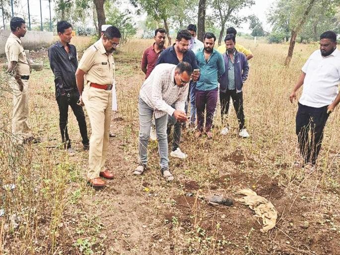 A stir after stray dogs dug up the body of an infant | भटक्या कुत्र्यांनी अर्भकाचा मृतदेह उकरून काढल्याने खळबळ A stir after stray dogs dug up the body of an infant | भटक्या कुत्र्यांनी अर्भकाचा मृतदेह उकरून काढल्याने खळबळ