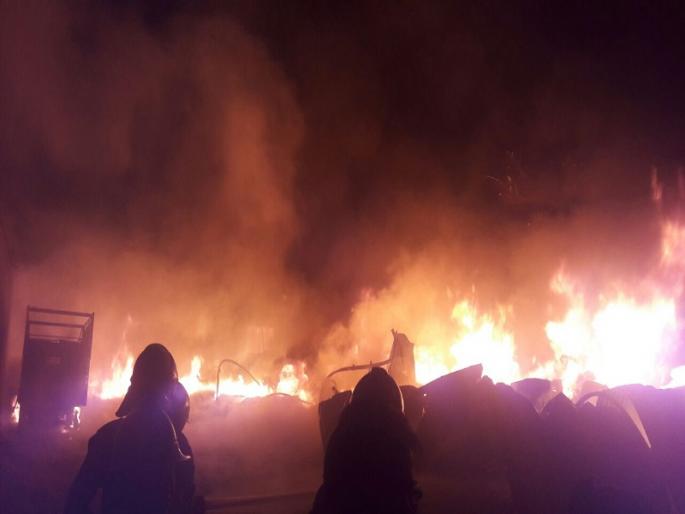 fire at the plastics company at Walaj; Scorching death of the elderly | वाळूज येथे प्लॉस्टिक कंपनीस भीषण आग; होरपळून वृद्धाचा मृत्यू fire at the plastics company at Walaj; Scorching death of the elderly | वाळूज येथे प्लॉस्टिक कंपनीस भीषण आग; होरपळून वृद्धाचा मृत्यू