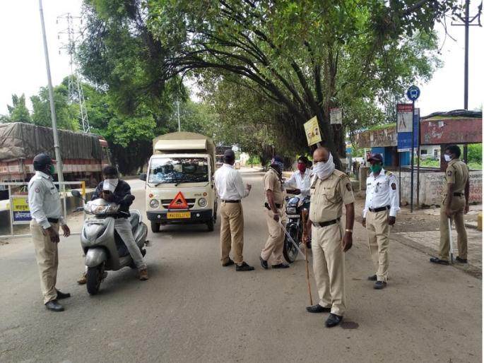 Further restrictions on essential services; Shops will now be open from 7 a.m. to 1 p.m. | अत्यावश्यक सेवांवर आणखी निर्बंध; दुकाने आता सकाळी ७ ते दुपारी १ वाजेपर्यंतच राहणार सुरु