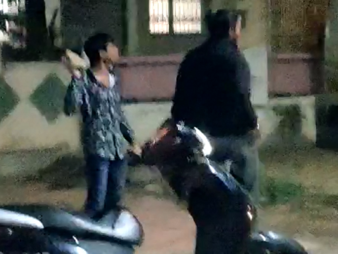 A minor was beaten up by three in Bajajnagar; The video went viral | बजाजनगरात अल्पवयीन मुलास तिघांची मारहाण; व्हिडीओ व्हायरल A minor was beaten up by three in Bajajnagar; The video went viral | बजाजनगरात अल्पवयीन मुलास तिघांची मारहाण; व्हिडीओ व्हायरल
