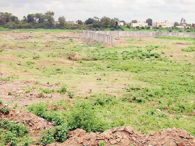 The havoc of plot pardons; The plotting into the pond | भूखंड माफियांचा कहर; पाझर तलावात टाकली जातेय प्लॉटिंग The havoc of plot pardons; The plotting into the pond | भूखंड माफियांचा कहर; पाझर तलावात टाकली जातेय प्लॉटिंग