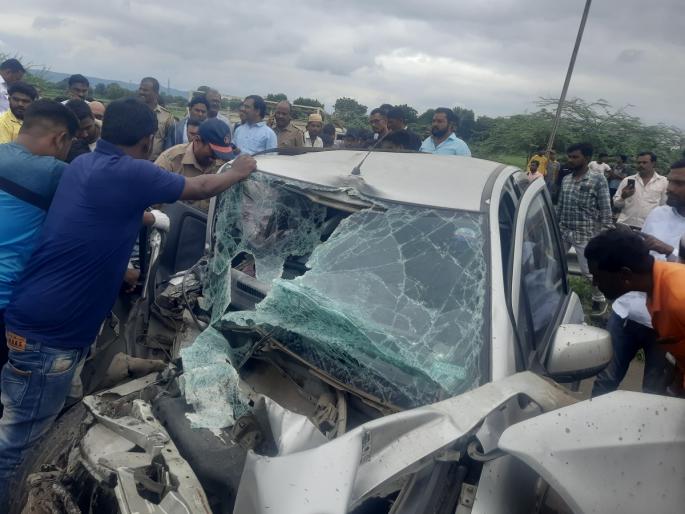 Car-tractor crash; The guard in the trolley steps into the driver's car | कार-ट्रॅक्टरचा भीषण अपघात; ट्रॉलीतील लोखंड कारमध्ये घुसल्याने चालकाचे अर्धेशीर धडावेगळे