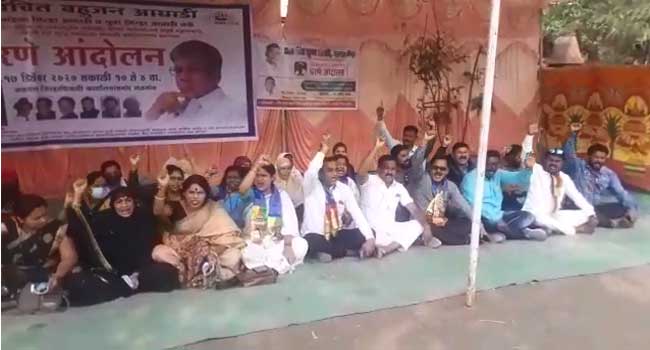 Deprived Bahujan Aghadi protest in front of District Collector's Office | वंचित बहुजन आघाडीतर्फे जिल्हाधिकारी कार्यालयासमोर धरणे आंदोलन