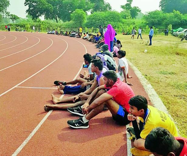 Drought in the interstate divisional sports competition: Continuous fashion of the students | आंतरशालेय विभागीय क्रीडास्पर्धेत सुविधांचा दुष्काळ : विद्यार्थ्यांची सतत फरफट Drought in the interstate divisional sports competition: Continuous fashion of the students | आंतरशालेय विभागीय क्रीडास्पर्धेत सुविधांचा दुष्काळ : विद्यार्थ्यांची सतत फरफट