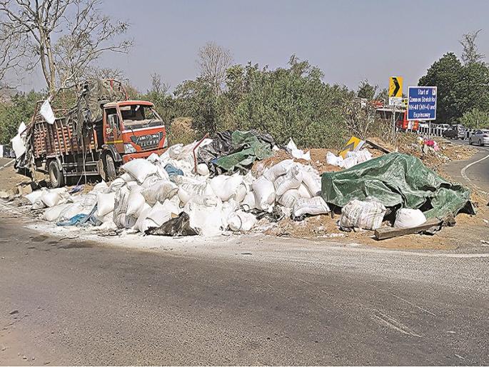 five friends death from Wanjarwadi on Mumbai-Pune highway | फिरायला गेलेल्या वंजारवाडी येथील पाच मित्रांवर काळाचा घाला