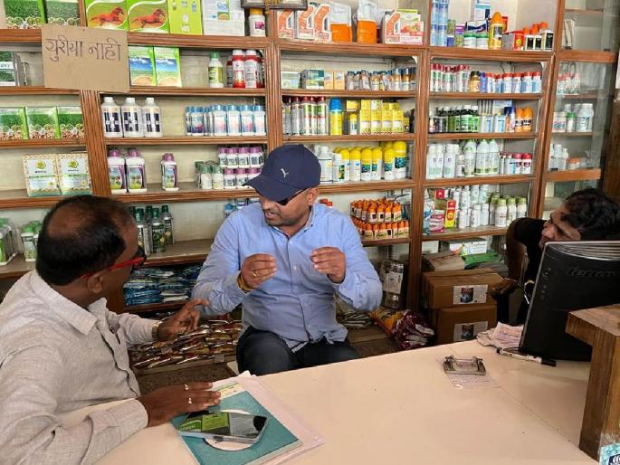 Urea shortage busted by Agriculture Chairman! Became a customer and cheated | कृषी सभापतींकडून युरिया टंचाईचा भंडाफोड! ग्राहक बनून गेले अन् पोलखोल केली Urea shortage busted by Agriculture Chairman! Became a customer and cheated | कृषी सभापतींकडून युरिया टंचाईचा भंडाफोड! ग्राहक बनून गेले अन् पोलखोल केली